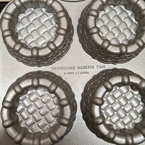 Williams Sonoma Nordic Ware non stick cast aluminum shortbread pan